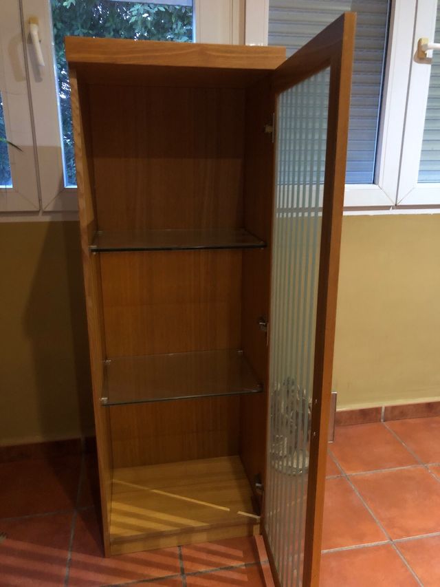 Mueble madera y cristal