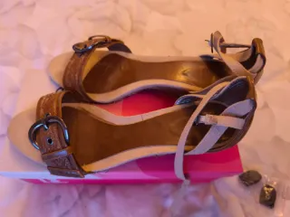 Sandalias Beige y Marrones con Hebilla