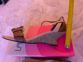 Sandalias Beige y Marrones con Hebilla