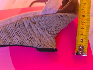 Sandalias Beige y Marrones con Hebilla