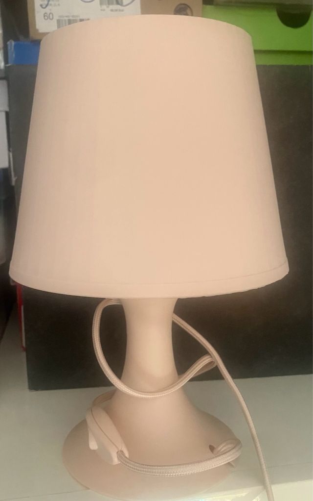 Lámpara de mesa rosa