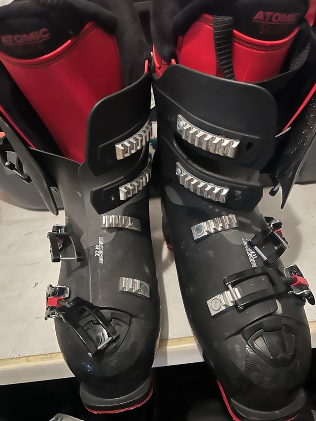 Botas de esquí Atomic HAWX negras y rojas