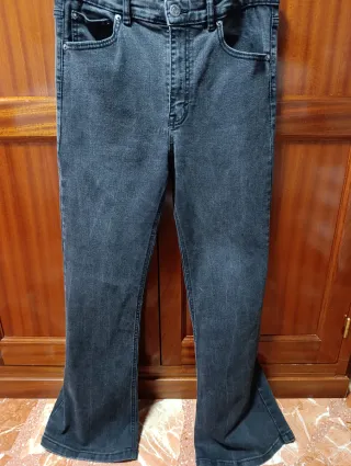 Pantalón vaquero negro campana