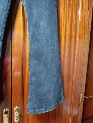 Pantalón vaquero negro campana