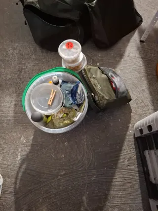 Caja de pesca carpa y aparejos varios