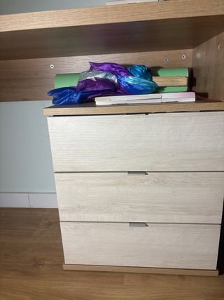 Scrivania in legno con 3 cassetti