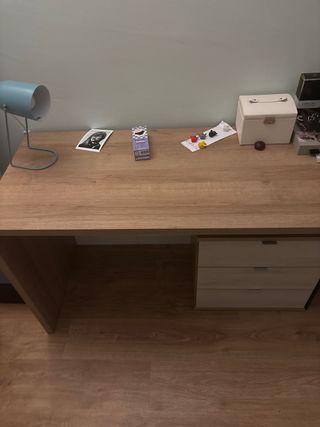 Scrivania in legno con 3 cassetti