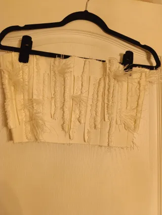 Top palabra de honor con plumas y cremallera poste