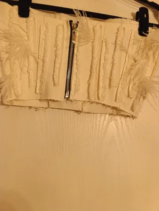 Top palabra de honor con plumas y cremallera poste