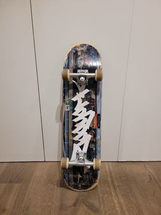 Skate con diseño urbano con casco de niño