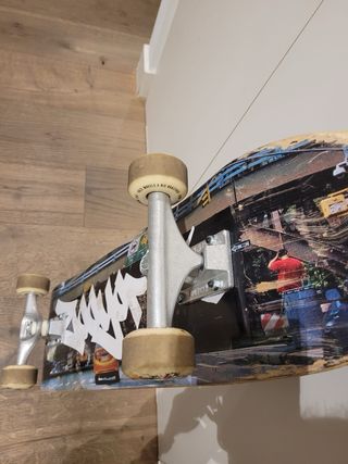 Skate con diseño urbano con casco de niño