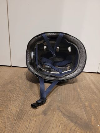 Skate con diseño urbano con casco de niño