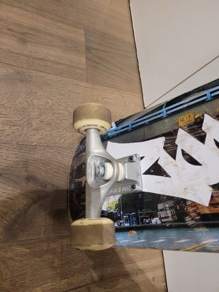 Skate con diseño urbano con casco de niño