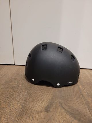 Skate con diseño urbano con casco de niño