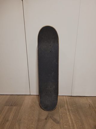 Skate con diseño urbano con casco de niño