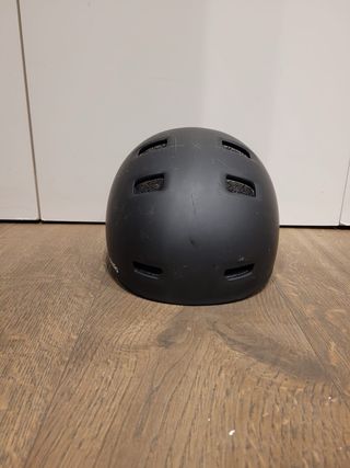 Skate con diseño urbano con casco de niño