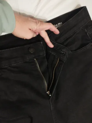 Pantalón vaquero negro recto T.42 C&A