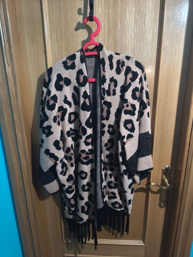 Poncho Leopardo Beige y Negro Talla Única