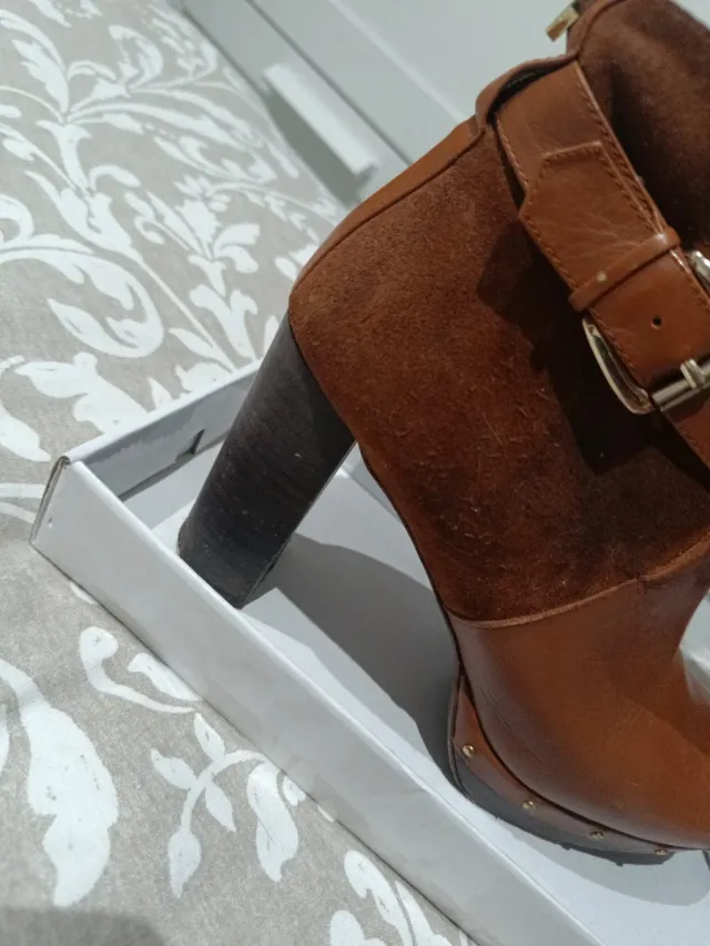 Botines de tacón marrones