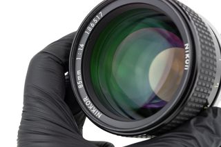 Nikon Ai-s Nikkor 85mm f/1.4 + Paraluce HN-20