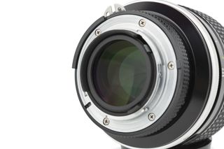 Nikon Ai-s Nikkor 85mm f/1.4 + Paraluce HN-20