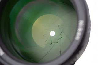 Nikon Ai-s Nikkor 85mm f/1.4 + Paraluce HN-20