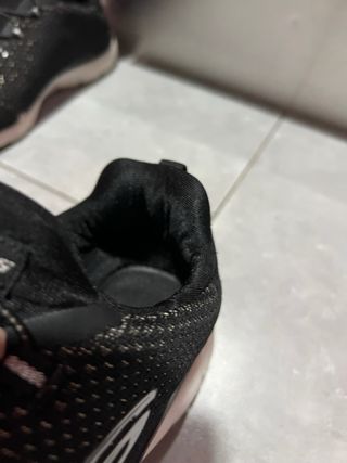 Zapatillas Skechers Negras y Blancas