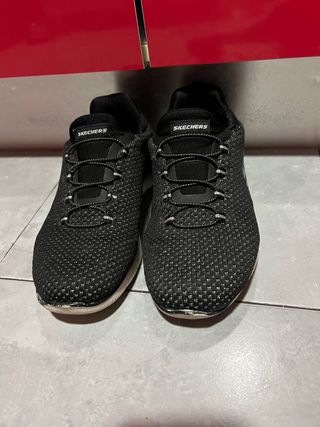 Zapatillas Skechers Negras y Blancas