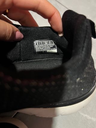 Zapatillas Skechers Negras y Blancas