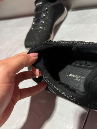 Zapatillas Skechers Negras y Blancas