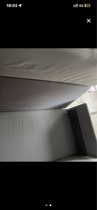 Sofá cama gris de tela