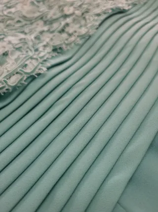 Vestido de fiesta verde azulado con encaje