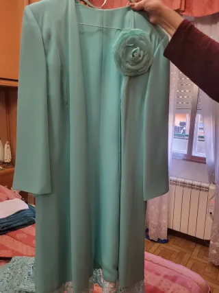 Vestido de fiesta verde azulado con encaje