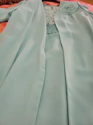 Vestido de fiesta verde azulado con encaje
