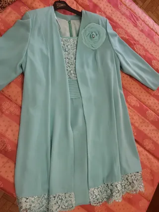 Vestido de fiesta verde azulado con encaje