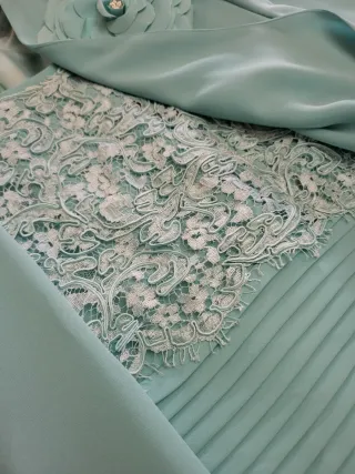 Vestido de fiesta verde azulado con encaje