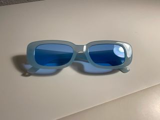 Gafas de sol azules rectangulares