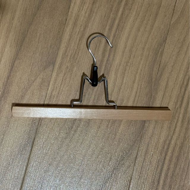 5 PERCHAS DE MADERA CON PINZA NO MARCA ROPA