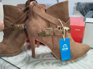 Botas Mustang tacón marrón con hebillas