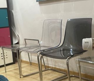 Sedie trasparenti e grigie Ikea