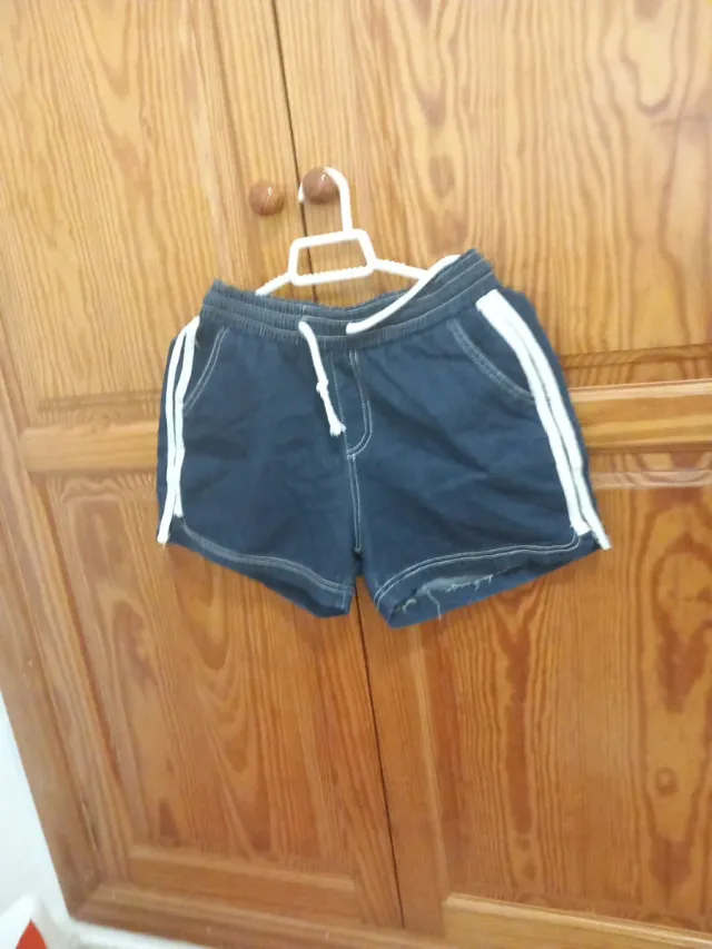 Pantalones cortos azules con rayas blancas