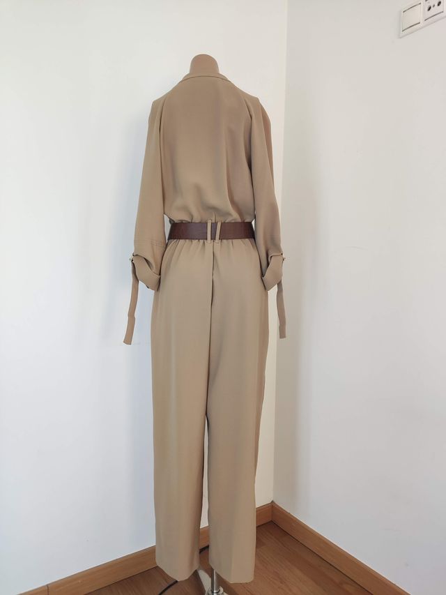 Mono beige con cinturón