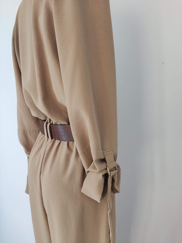 Mono beige con cinturón