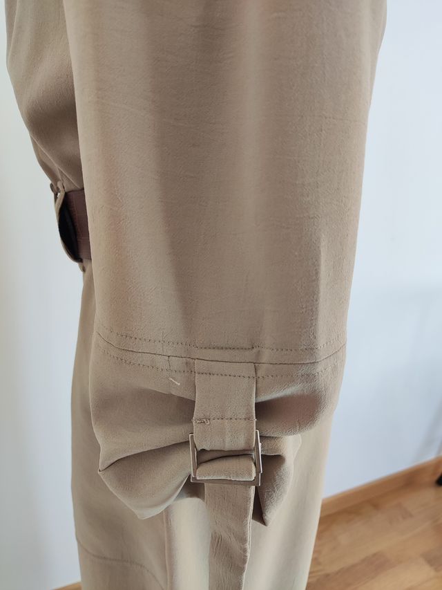 Mono beige con cinturón