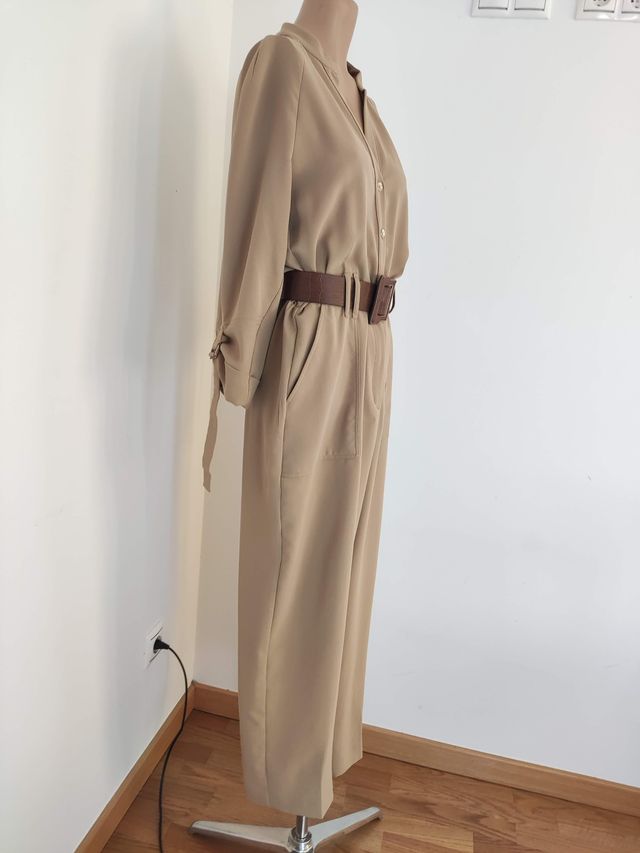 Mono beige con cinturón