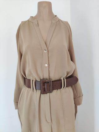 Mono beige con cinturón