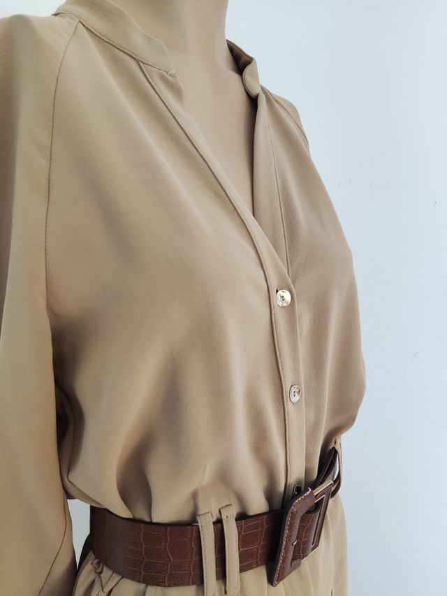 Mono beige con cinturón