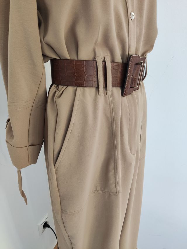 Mono beige con cinturón