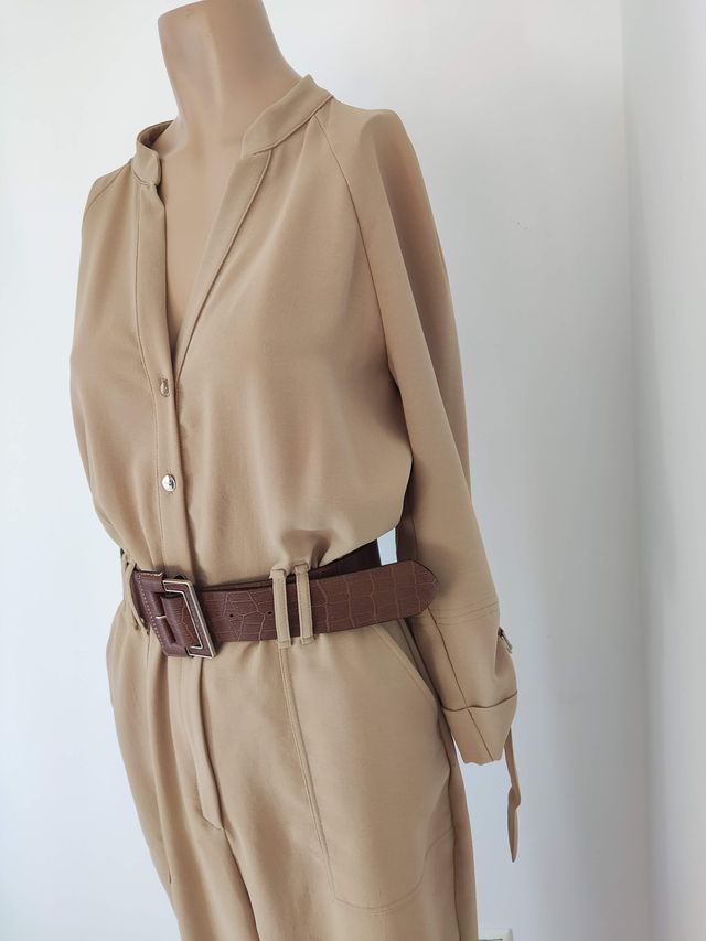 Mono beige con cinturón