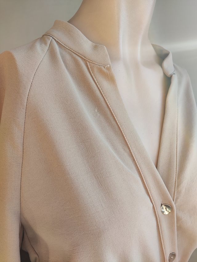 Mono beige con cinturón